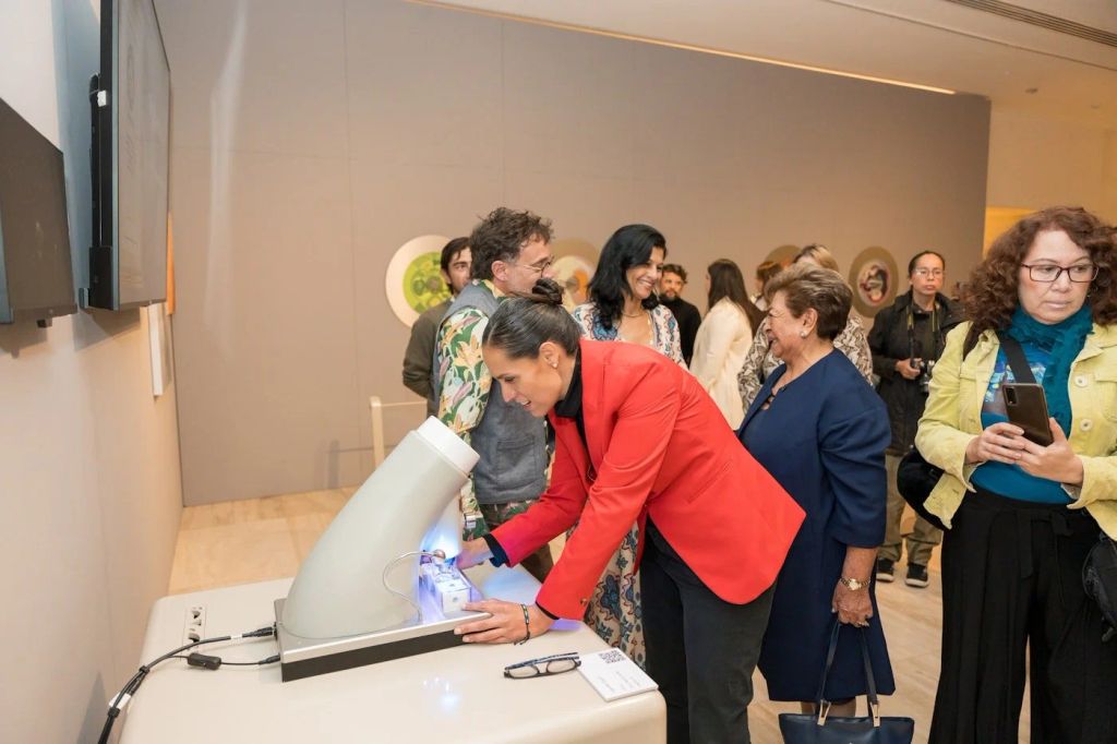 Visitors at the Nano Barroco exhibition.